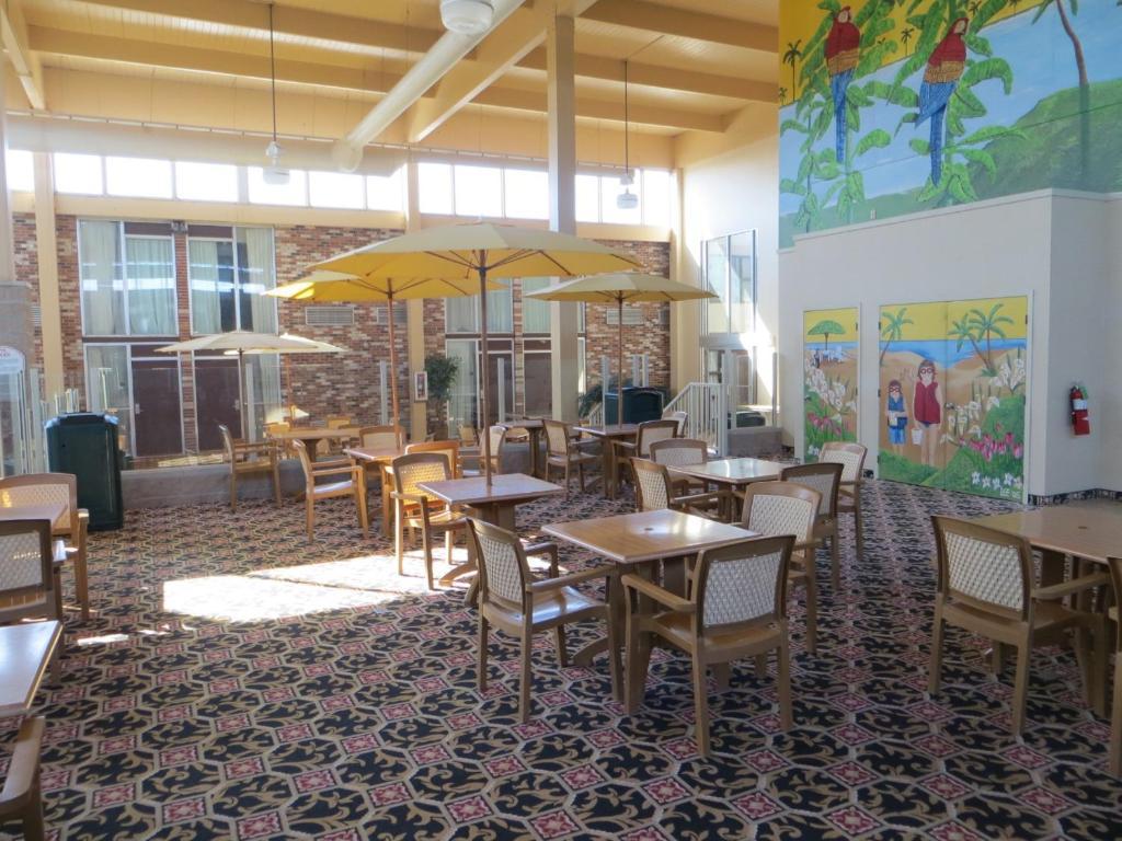 Howard Johnson Grand Forks Bagian luar foto