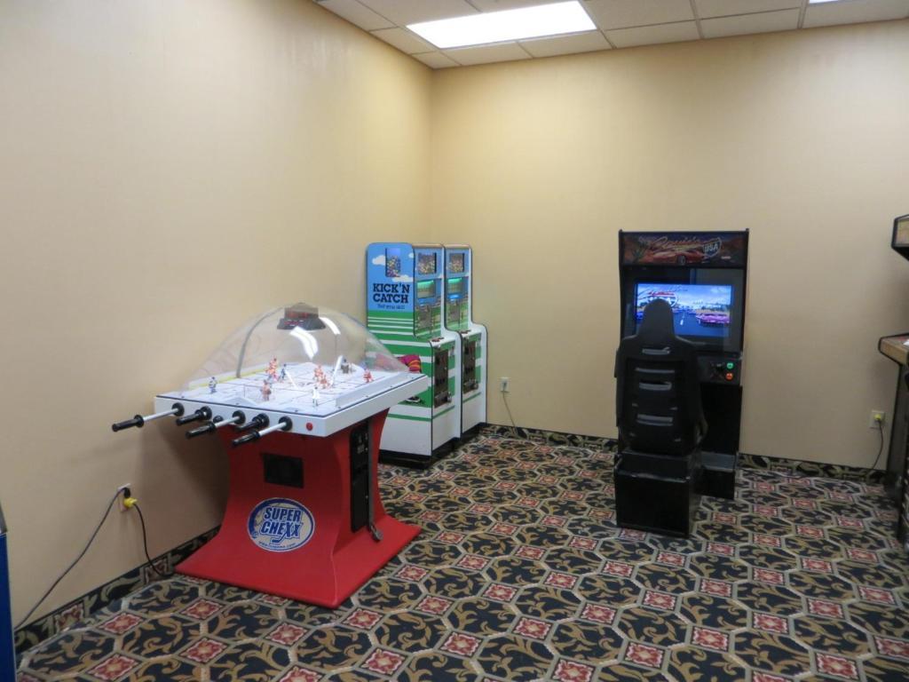 Howard Johnson Grand Forks Bagian luar foto