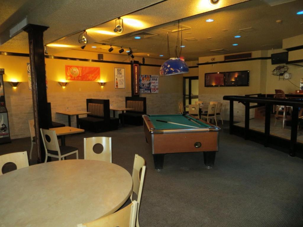 Howard Johnson Grand Forks Bagian luar foto