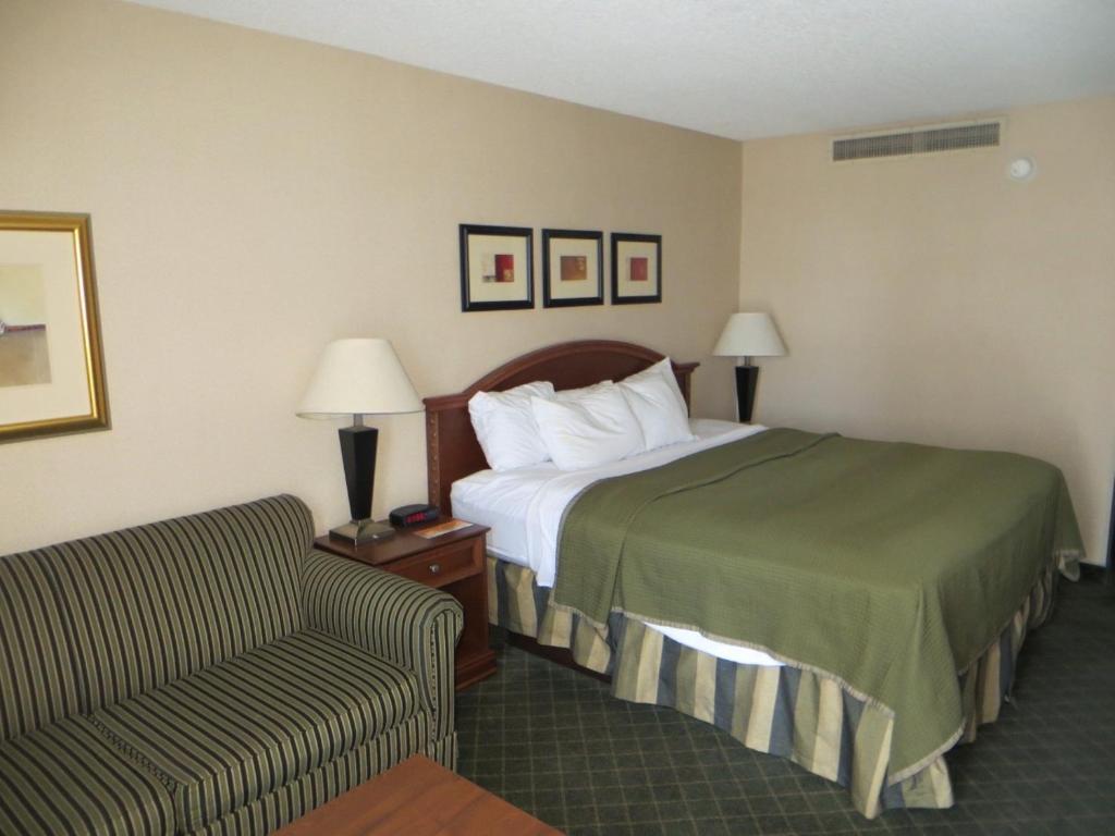 Howard Johnson Grand Forks Bagian luar foto