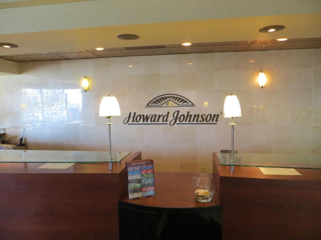 Howard Johnson Grand Forks Bagian luar foto